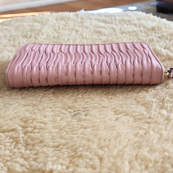 Gorgeous Coach Pale Pink Gathered Soft Leather Long Wallet 🩷 - Picture 5 of 16